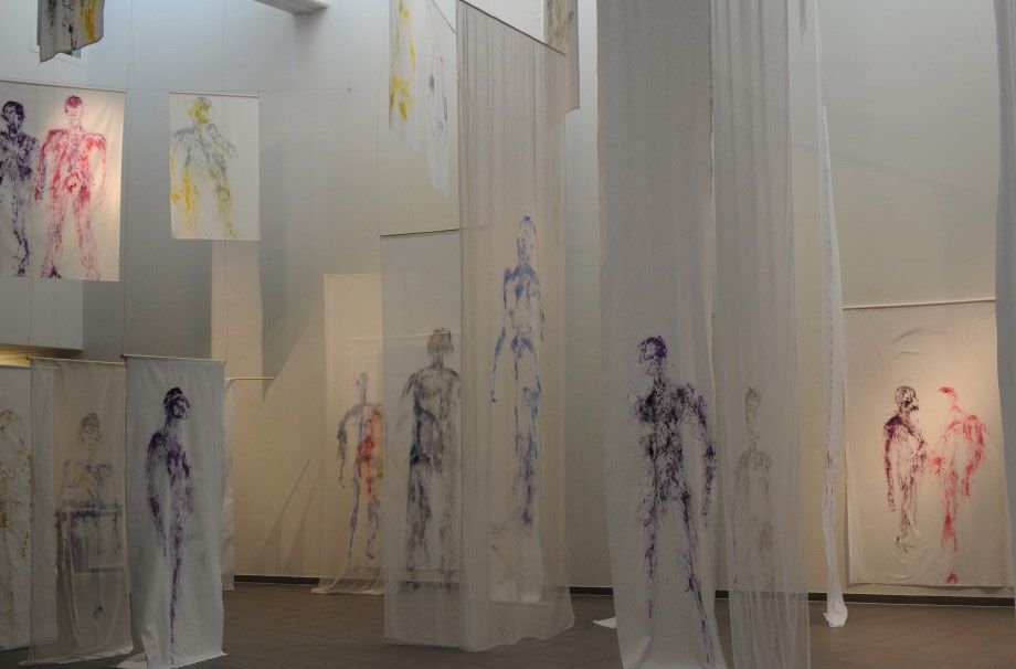 Sentio, Kemin Taidemuseo, 2012, tilateos ja yhteisöllinen teos, joka syntyi näyttelykävijöiden emotionaalisista muotokuvista kolmen viikon aikana.